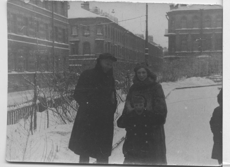 Евгений Михнов-Войтенко с мамой Валентиной Александровной и её вторым мужем Евгением Петровичем Бидулей. Ленинград, 1940 год